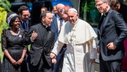 Mgr Mauricio Rueda Beltz avec le Pape, lors du voyage apostolique à Genève en Suisse, le 21 juin 2018.