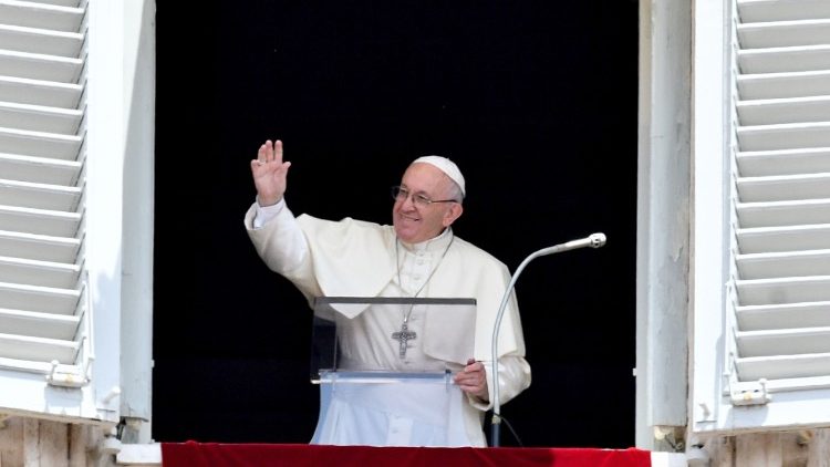 El Papa saluda a los fieles presentes en la plaza de san Pedro 