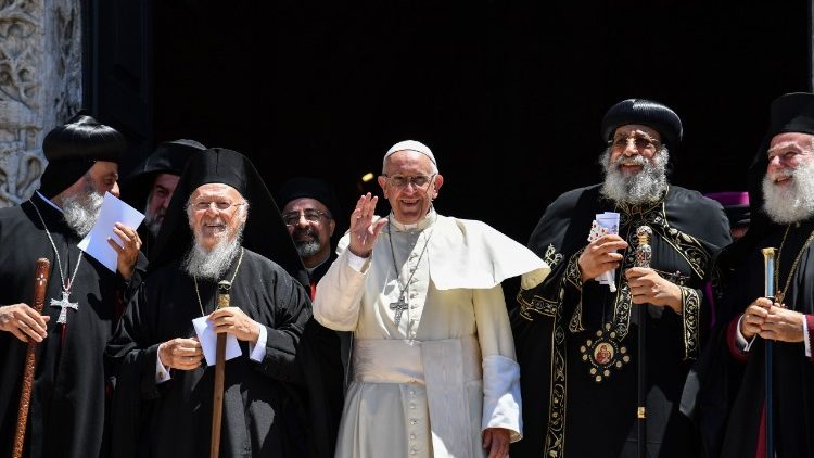 Pave Frans i Bari sammen med kirkeledere fra Midtøsten