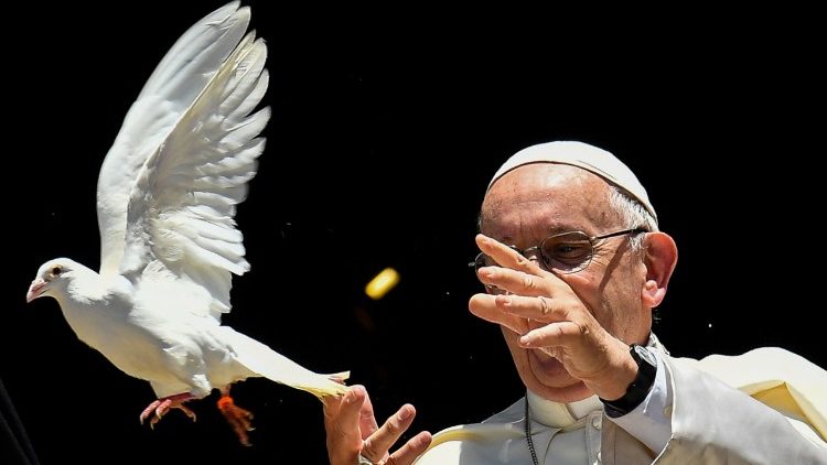 Påven Franciskus med fredsduva vid sitt besök i Bari 2018