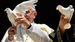 Symbole des Friedens: Papst Franziskus lässt Tauben fliegen (Archivbild)