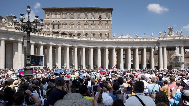 FiÃ©is e peregrinos reunidos na PraÃ§a SÃ£o Pedro para a oraÃ§Ã£o do Angelus com o Papa