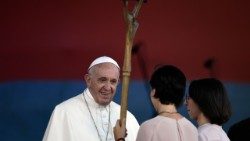 Papst Franziskus mit Frauen