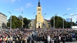 El Papa Francisco, en su Papamóvil, saluda a la multitud mientras se dirige a la Liberty Sqaure para una santa misa el 25 de septiembre de 2018 en Tallin, Estonia