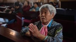 Fiéis chineses em oração (AFP)