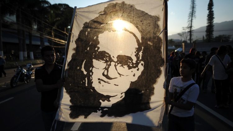 Un portrait de Mgr Oscar Romero porté par des Salvadoriens, lors d'une marche commémorative de son martyre.