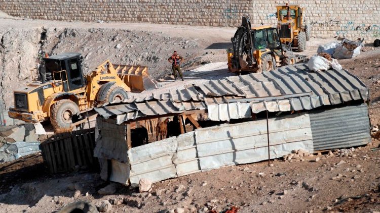 L'abbattimento delle prime baracche beduine a Khan al Ahmar