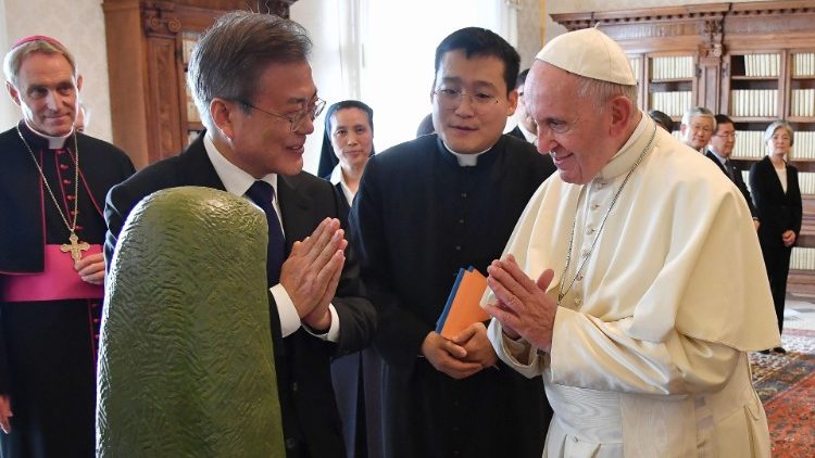 البابا فرنسيس مستقبلاً رئيس جمهورية كوريا السيد مون جاي إن