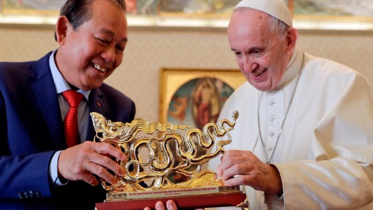 教皇フランシスコ、ベトナムのチュオン・ホア・ビン副首相と　2018年10月、バチカン