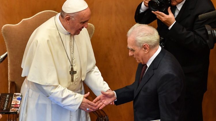 Papež František a režisér Martin Scorsese na mezigeneračním setkání v římském Augustinianu