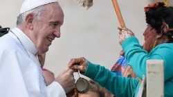 Archivbild: Der Papst erhält ein Geschenk