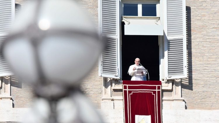 Papa Francisco na janela do apartamento pontifício