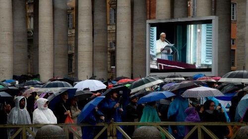 Papež Frančišek po molitvi spomnil na Gladomor, pozdravil cerkvene zbore…