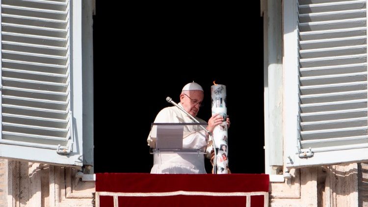 Paven tente et lys i forbindelse med «Candles for peace in Syria»-kampanjen.