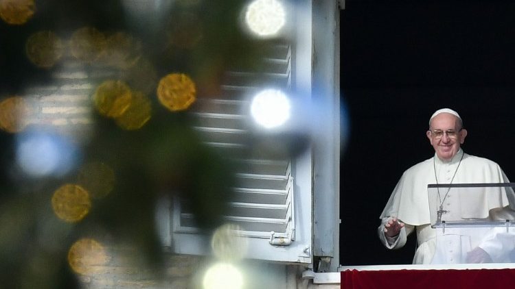 البابا فرنسيس مخاطباً المؤمنين في الساحة الفاتيكانية