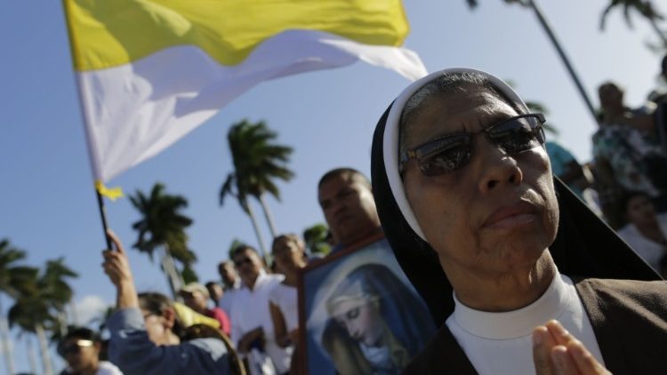 Katoličani mirno protestirajo pred katedralo v glavnem mestu Nikaragve v Managui.