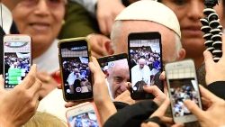 Von Handys umgeben: Franziskus bei einer Audienz
