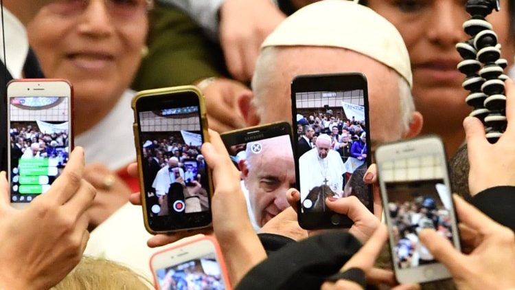 Ferenc pápa az általános kihallgatáson okostelefonok gyűrűjében