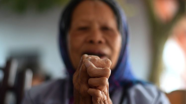 Foto mostra mulher vietnamita em casa que acolhe pessoas afetadas pela doença de hansen. (Photo by AFP/Manan Vatsyayana)
