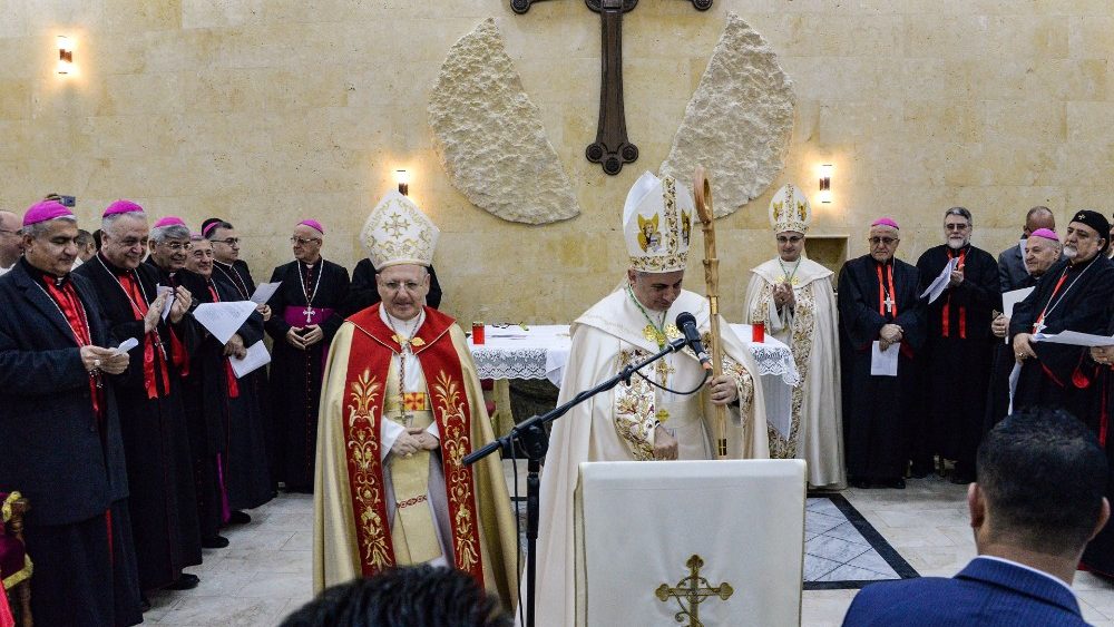 Chaldejskí katolícki biskupi Iraku pri vysviacke nového arcibiskupa Mosulu Najiba Michaela Moussu (25. jan. 2019)