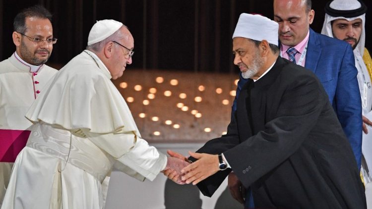 Påven Franciskus och storimamen av Al-Azhar vid undertecknadet av Dokumentet om mänskligt broderskap i Abu Dhabi 4 februari 2019