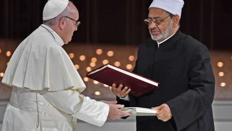 프란치스코 교황과 알아즈하르의 대이맘 아흐메드 알타예브