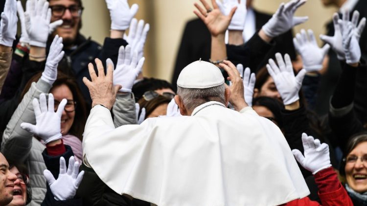 Le Pape salue une délégation de personnes sourdes et muettes lors d'une audience générale sur la Place Saint-Pierre, le 20 mars 2019.