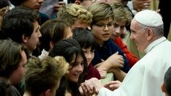 Archivbild: Papst Franziskus und junge Menschen bei einer Generalaudienz