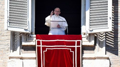 Papež Frančišek zbranim na Trgu sv. Petra razlaga evangelij 3. postne nedelje, ki poziva k spreobrnjenju.