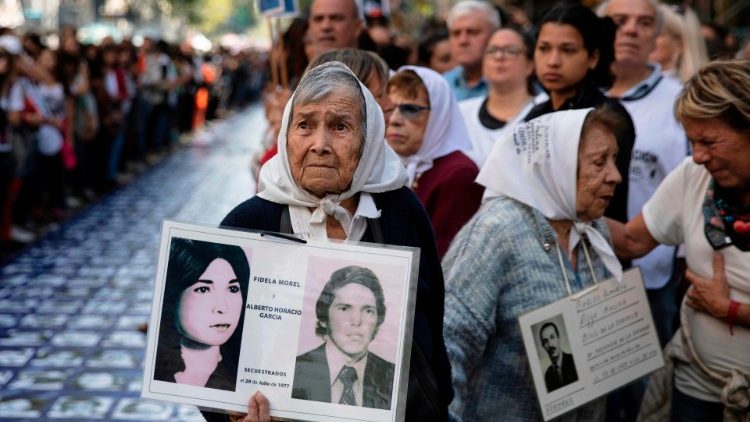 Heute noch ist Argentinien mit der Aufarbeitung der Gräuel während der Militärdiktatur beschäftigt - hier ein Bild einer Demonstration der Organisation Madres de Plaza de Mayo mit Fotos von Menschen, die in den Jahren der Diktatur verschleppt wurden und nie wieder aufgetaucht sind