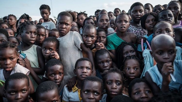 Crianças aguardam a distribuição de comida em Dondo, cerca de 35km ao norte de Beira, Moçambique, após a passagem do Ciclone Idai