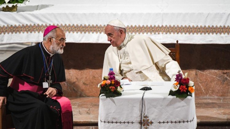 프란치스코 교황과 크리스토발 로페즈 로메로 대주교