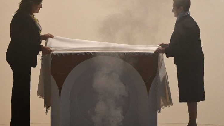 Frauen am Altar - ein Schnappschuss nach der Papstmesse in einer römischen Pfarrei am letzten Sonntag