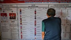 Ein Indonesier studiert in Jakarta ein Wahlplakat