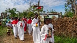 Procession des Rameaux dans la ville dévastée de Buzi au Mozambique.