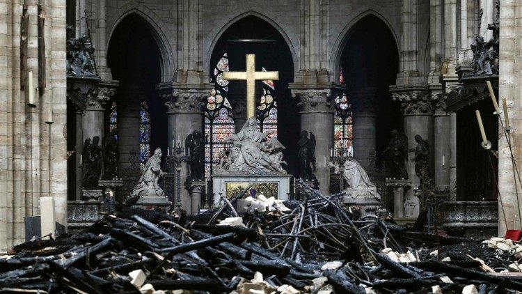 A Notre-Dame székesegyház belül a tűz pusztítása után