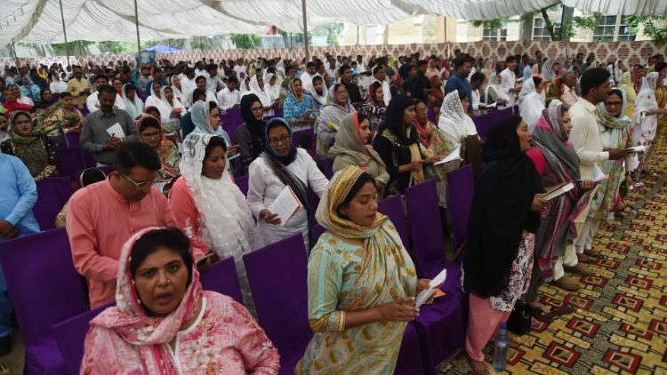 Cristãos paquistaneses rezam na Igreja de Santo André, em Karachi