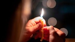 No encontro de oração foram acesas velas para simbolizar o poder que Deus tem para dissipar as trevas e levar as pessoas à comunhão com Ele.