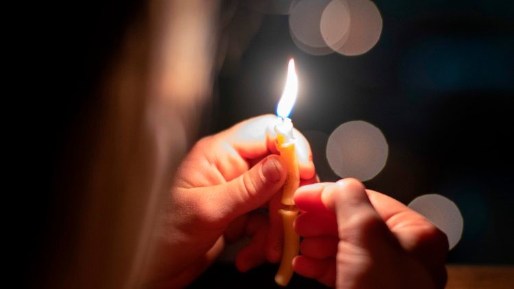 No encontro de oração foram acesas velas para simbolizar o poder que Deus tem para dissipar as trevas e levar as pessoas à comunhão com Ele.