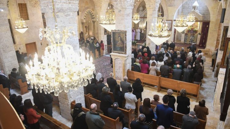 Cristãos sírios na Missa de Páscoa na Holy Forty Martyrs Church, em Aleppo (Photo: George Ourfalian)