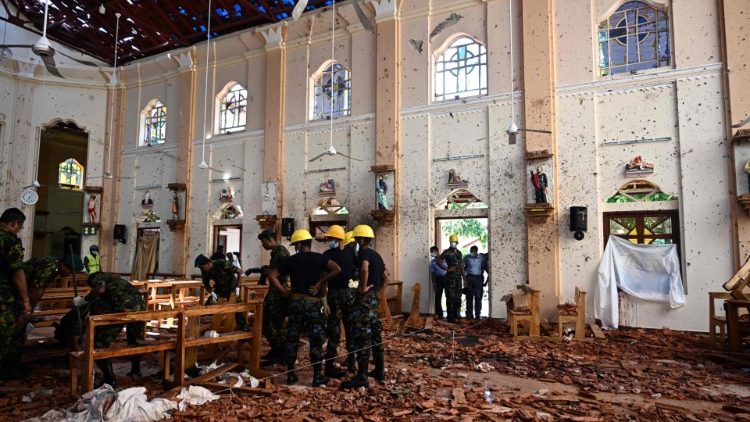 Die zerstörte Kirche S. Sebastian in Negombo am Tag nach dem Anschlag