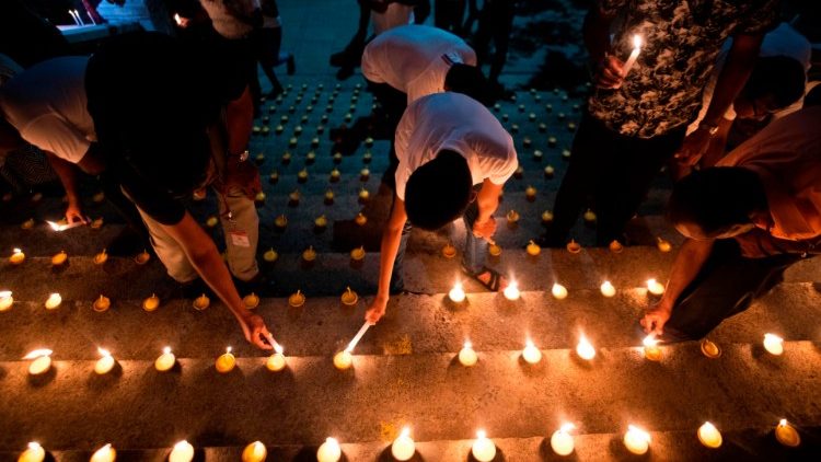 Bønn i Colombo, Sri Lanka, etter terrorangrepene påsken 2019