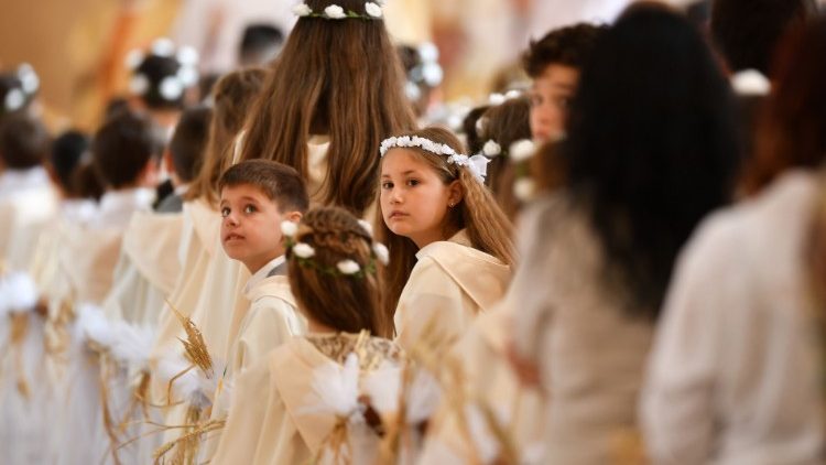 Kinder bei der (katholischen) Erstkommunion