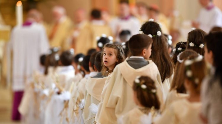 Søndag 6. mai mottok 245 barn førstekommunion av pave Frans i Rakovski i Bulgaria
