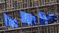 EU-Flaggen vor dem Parlament in Brüssel