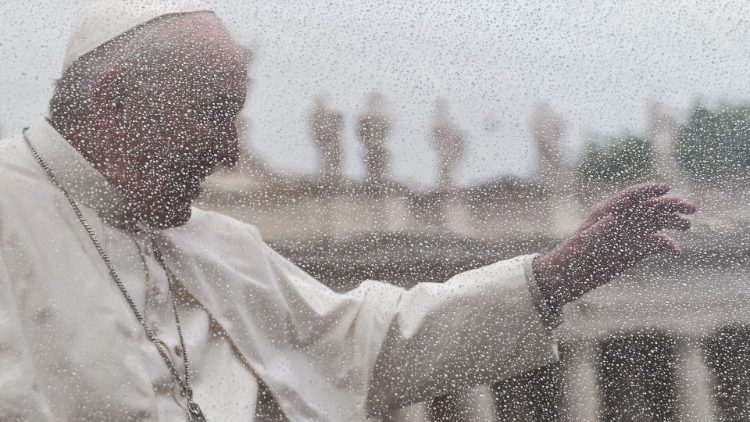 Pave Frans fotografert gjennom en frontrute 15. mai 2019