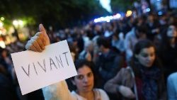 Sign reading "alive" in French during protest against euthanasia