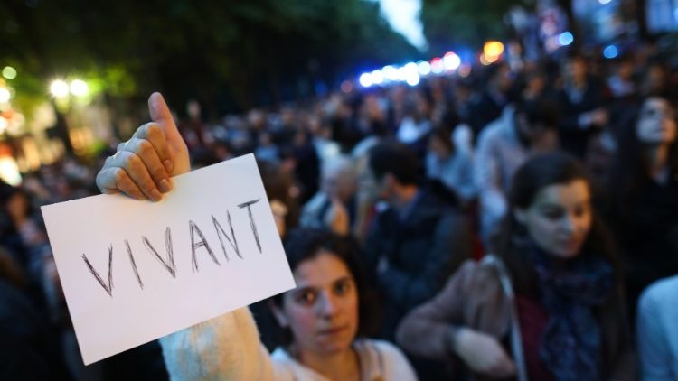Sign reading "alive" in French during protest against euthanasia