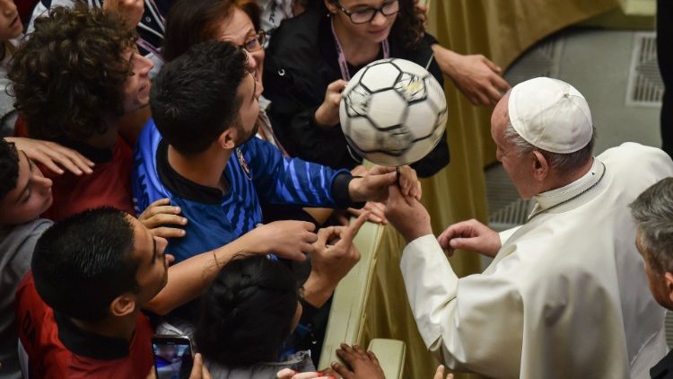 Папа Франциск на встрече с молодыми футболистами в Ватикане