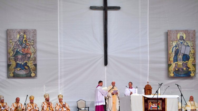 Ferenc pápa Balázsfalván a hét görögkatolikus püspök boldoggáavatási szertartásán